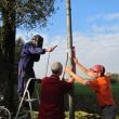 Met moeite wordt het nest met de door Johan gemaakte schoren aan de mast gelast.