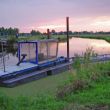 07-2011:  De wetering langs het centrale fietspad in de polder wordt uitgebaggerd met een pompboot.