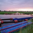 De bagger wordt met de baggerboot opgezogen en door een pijpleiding naar depot getransporteerd